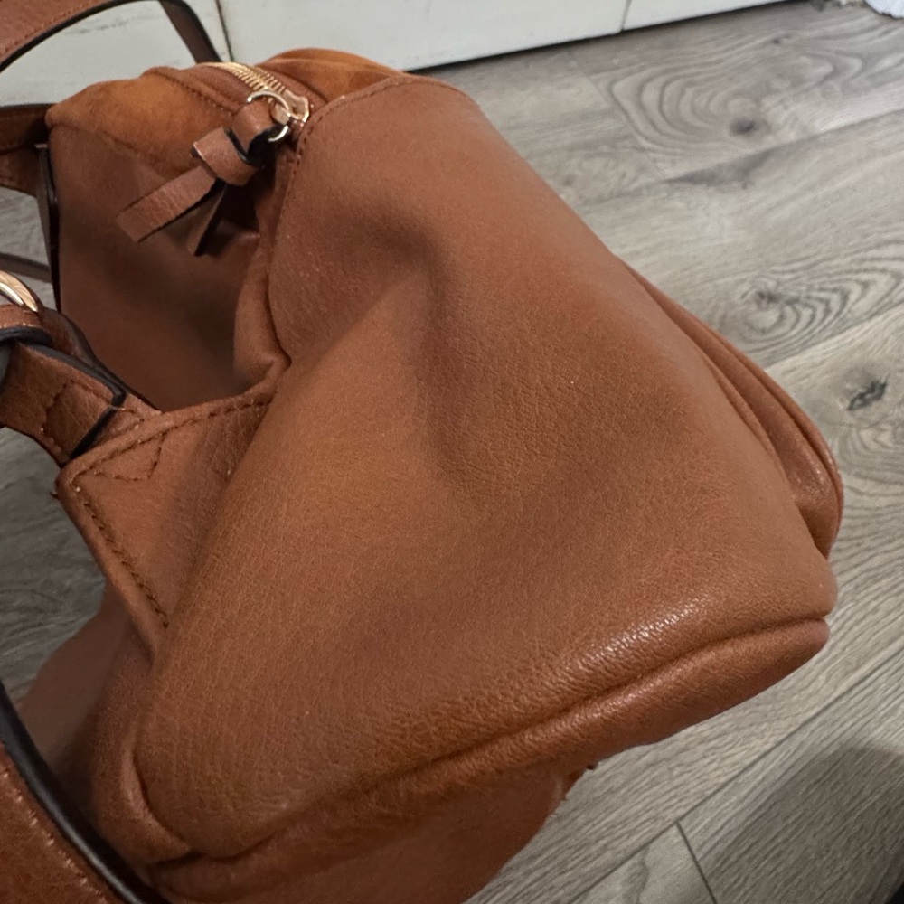Backpack has few flaws on the side - Picture 7 of 14